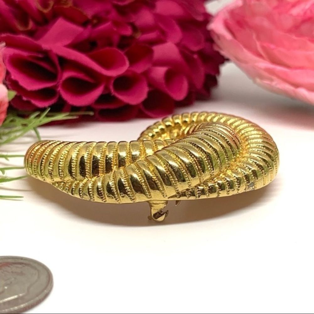VINTAGE⚜️RARE MONET Curled Golden Brooch - Picture 6 of 13